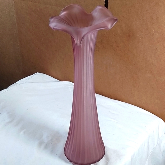 Other - Elegant pale amethyst hand blown flower shape vase